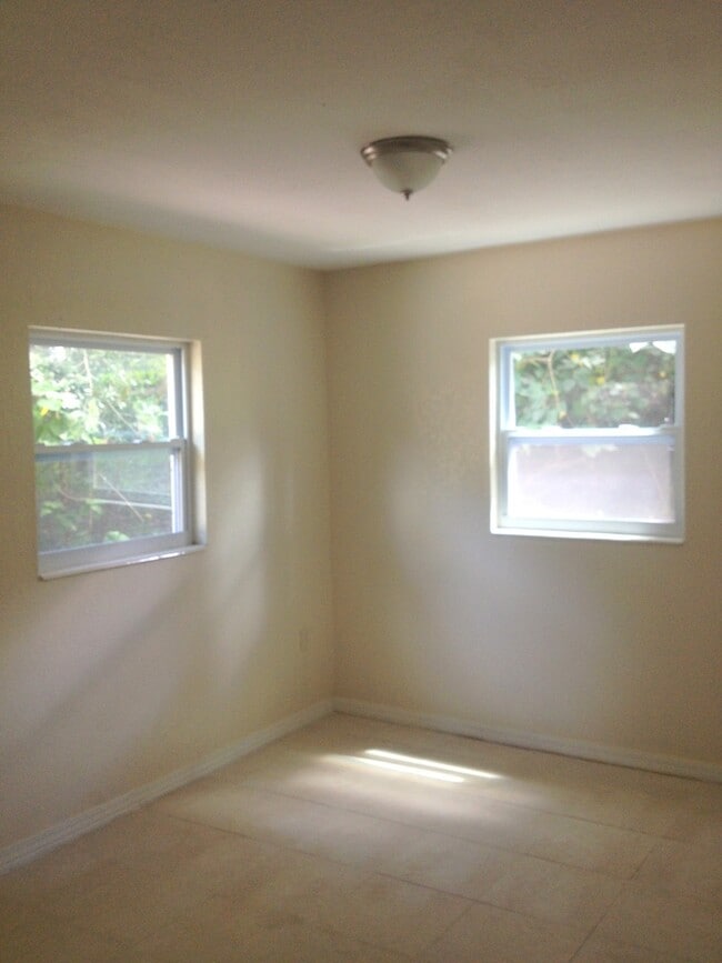 Building Photo - Quiet Dade City 3BR/1BA Block Home !