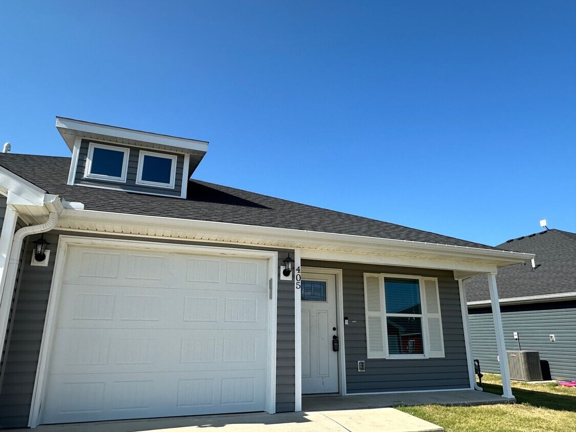 Foto principal - Newly built 3 bedroom, 2 bathroom duplex w...
