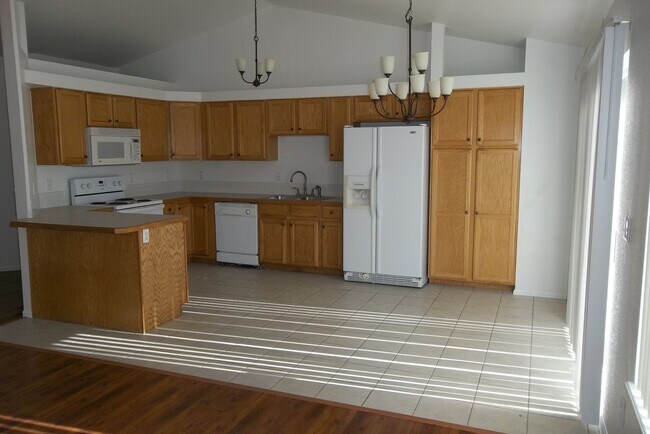 Foto del edificio - Spacious 5 Bedroom Home in Windsor