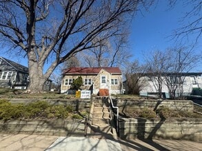 Building Photo - 706 S Lake Ave