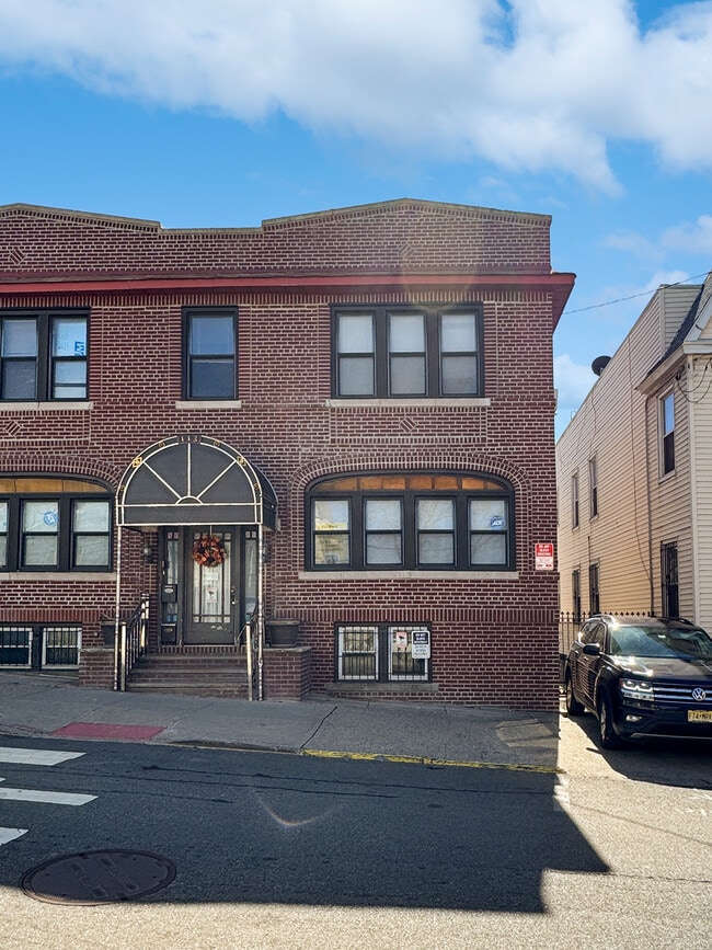 Building Photo - 113 Van Winkle Ave