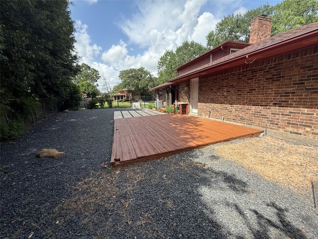 Foto del edificio - 3232 Parkwood Dr