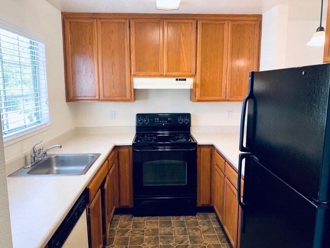 Foto del edificio - One Bedroom One Bath Spacious Unit with Large Enclosed Patio