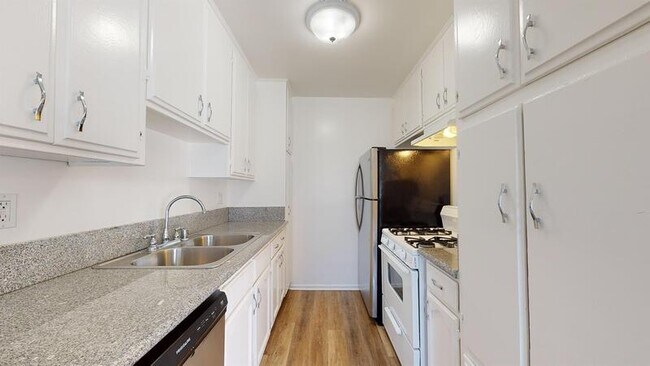 Foto del edificio - 425 N Hobart Blvd