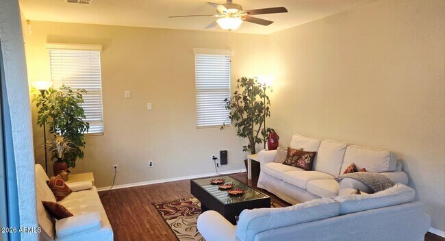 Foto del edificio - 121 W Hackberry Dr