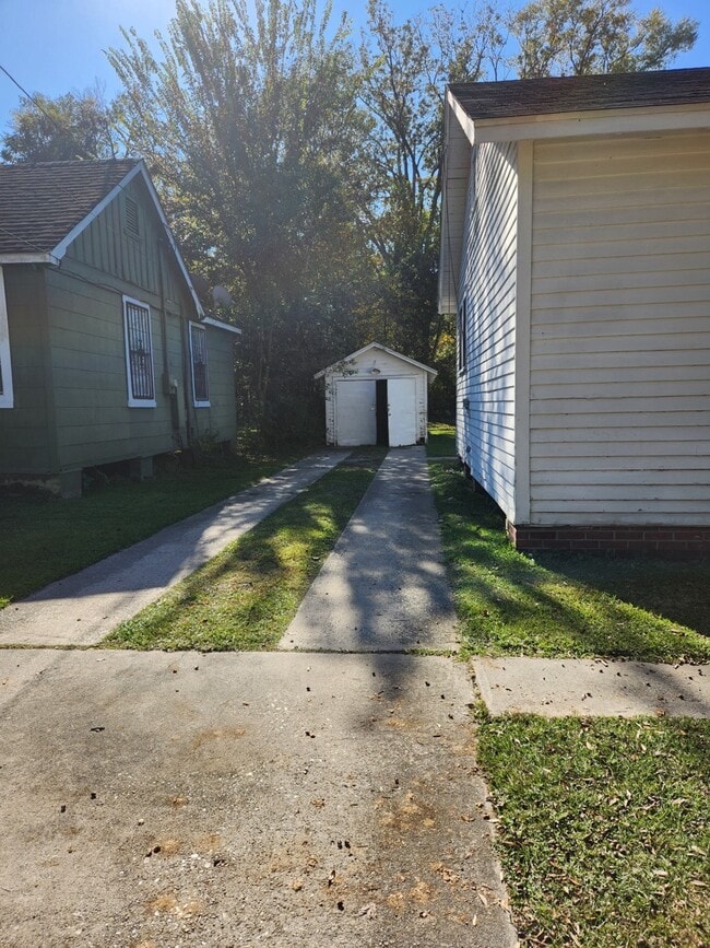 Foto del edificio - 4664 Clayton Dr