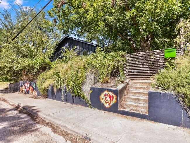 Foto del edificio - 42 Robert T Martinez Jr St