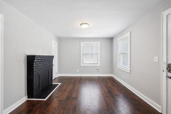 Building Photo - Large 2 Bedroom/1 Bath Downtown Home Near Forsyth Park