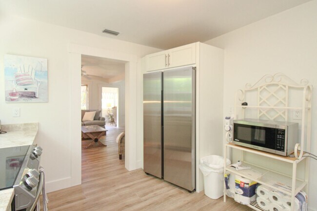 Foto del edificio - ** GORDON DRIVE FULLY REMODELED COTTAGE FO...