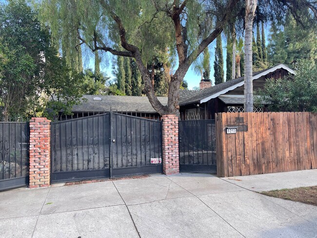 Foto del edificio - 6210 Yolanda Ave