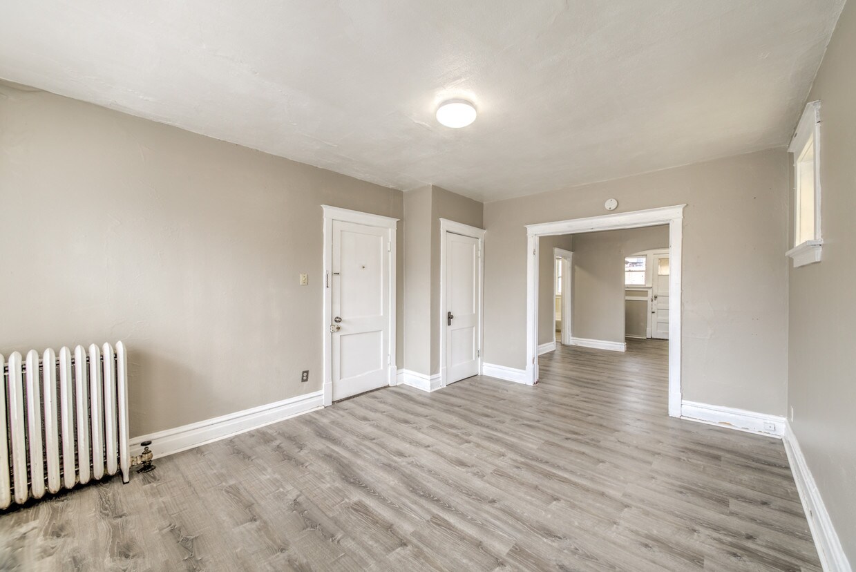 Foto principal - 4062 S Grand Blvd