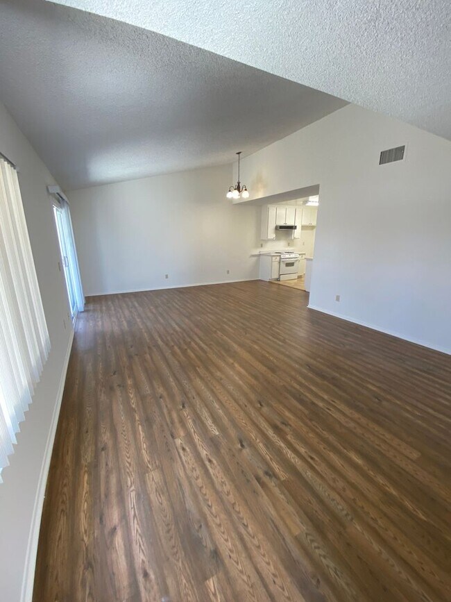 Building Photo - Walker-8501