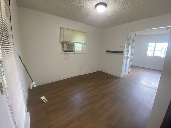 Building Photo - 2 Bedroom Apartment Near Downtown Bloomington, IN