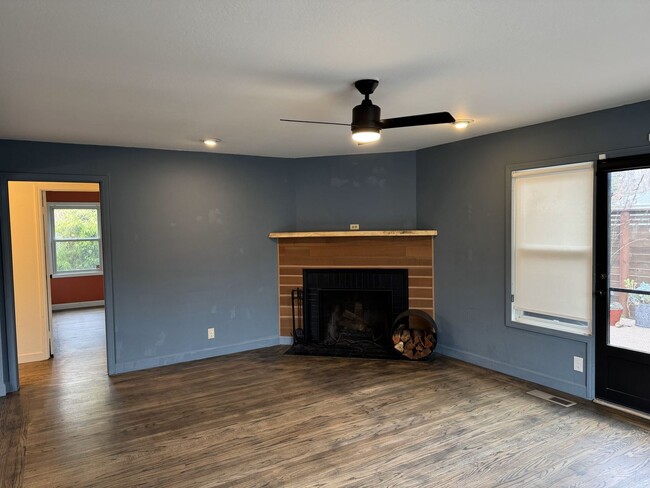 Building Photo - Nicely updated Santa Rosa Bungalow