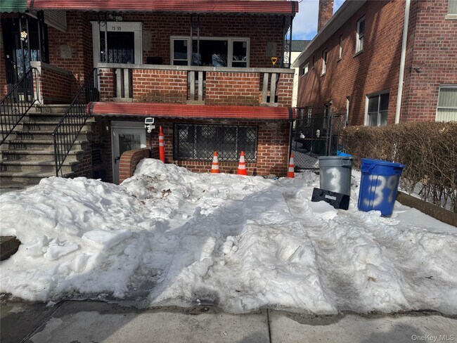 Foto del edificio - 1393 Pelham Pkwy N