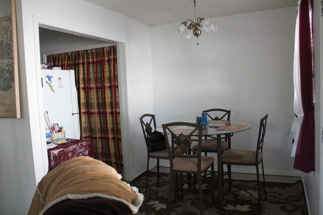 Building Photo - 425 S Seneca