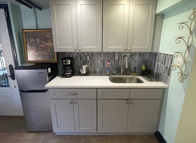 Kitchenette con refrigerador pequeño, cafetera, tostadora y productos básicos de cocina - 203 St Pauls Ave
