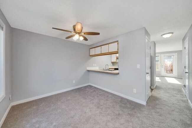 Foto del edificio - 2 bedroom unit. Pets OK! Lots of upgrades! Full size washer and dryer in every unit!!