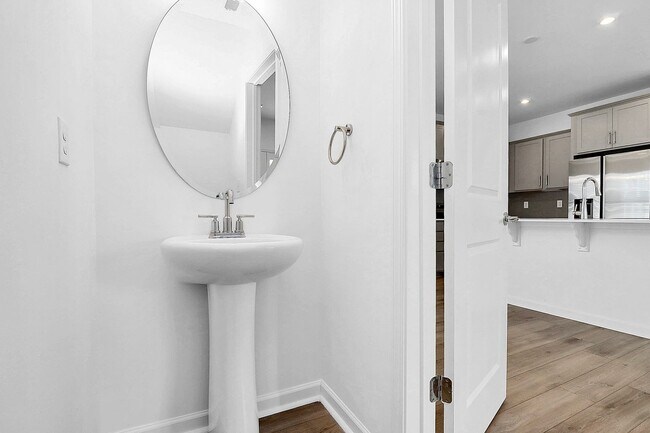 Foto del edificio - Beautiful three bedroom townhome