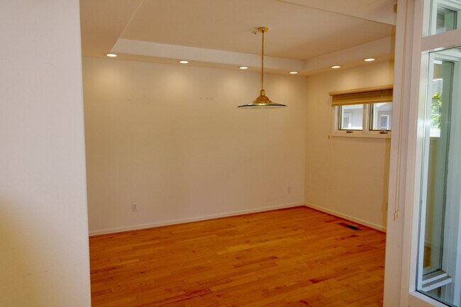 Building Photo - Downtown Los Altos