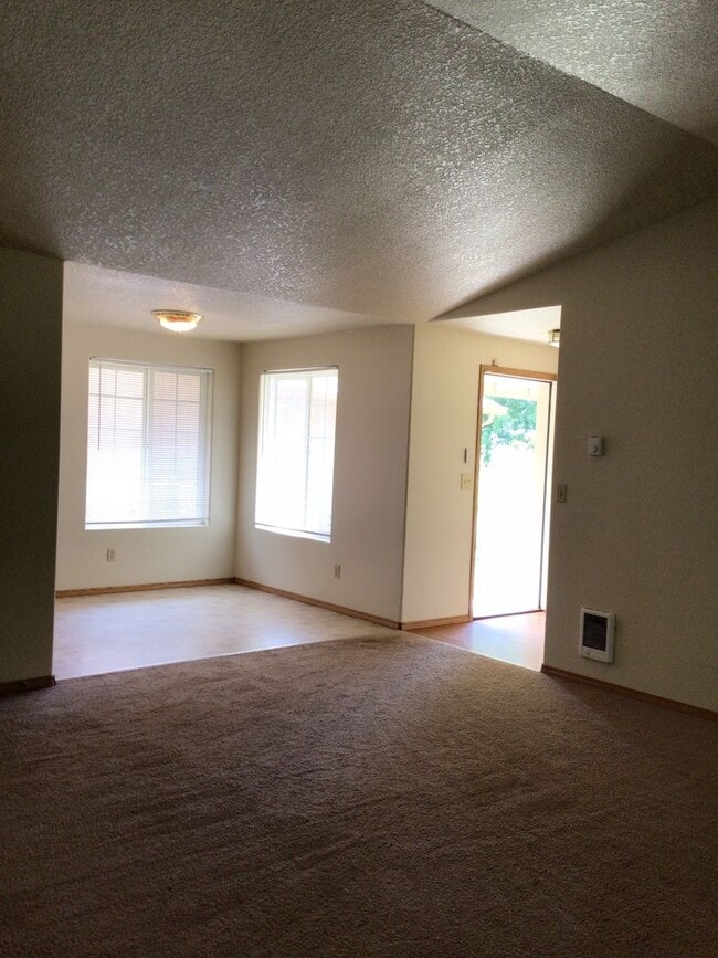 Foto del edificio - 3BD Home in Rose Village Neighborhood - Cl...
