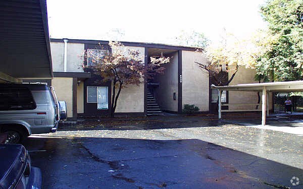 Building Photo - 1121 Eureka Ln