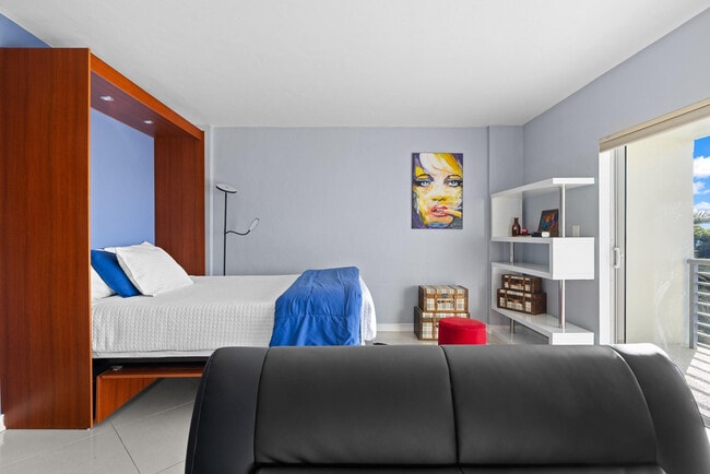 Building Photo - 2900 NE 30th St