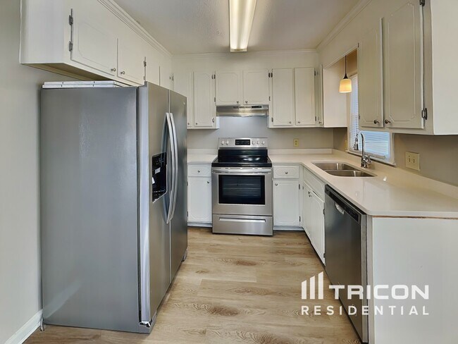 Foto del edificio - 204 River Song Rd