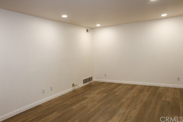 Building Photo - 512 Breezewood Ct