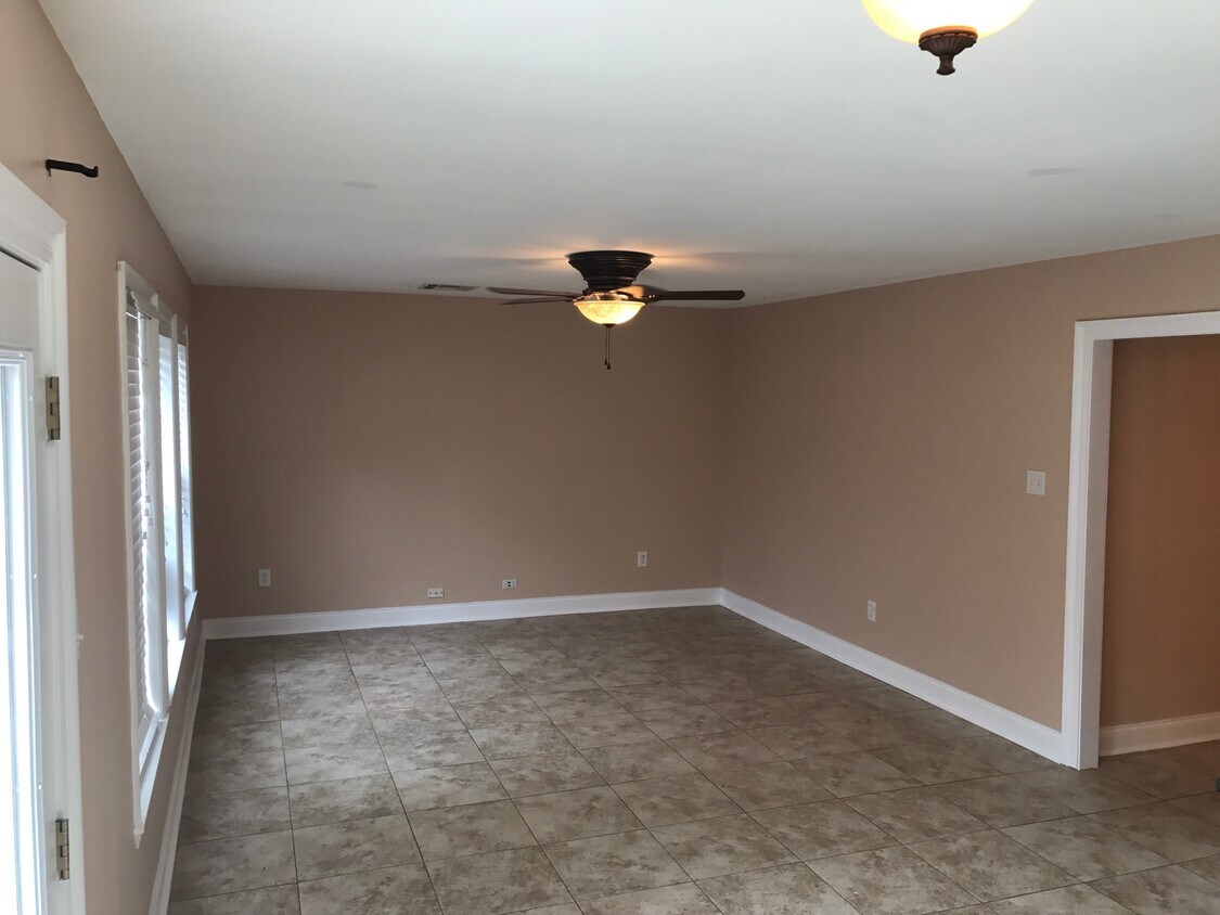 Building Photo - 2059 Spanish Oaks Dr