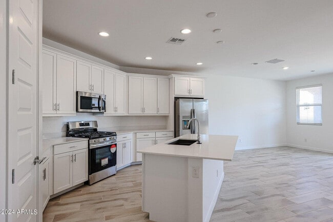 Building Photo - 7682 W Jackrabbit Ln