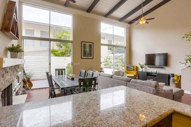 Building Photo - 2544 Navarra Dr