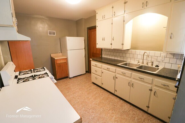 Foto del edificio - Awesome 3 bedroom 1 bathroom home located close to Aggieville and Campus!