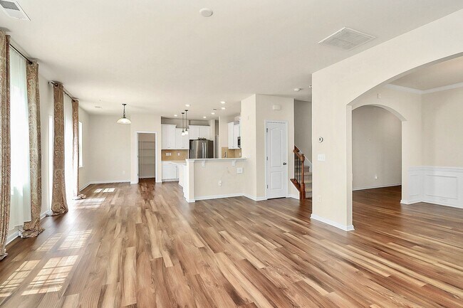 Foto del edificio - Welcome to this spacious 4 bedroom, 2.5 ba...