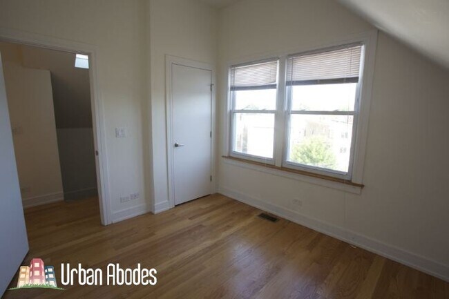 Building Photo - 3023 N Oakley Ave