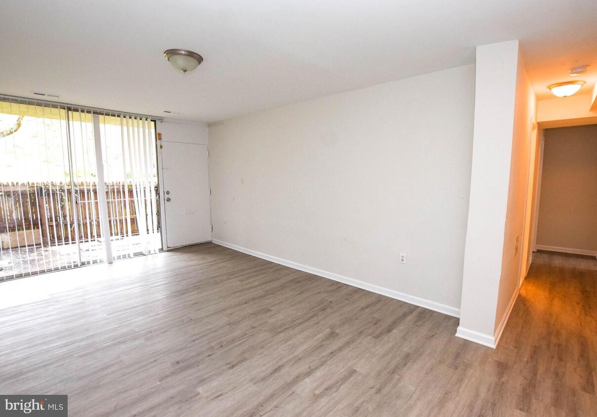 Foto principal - 3906 Bel Pre Rd