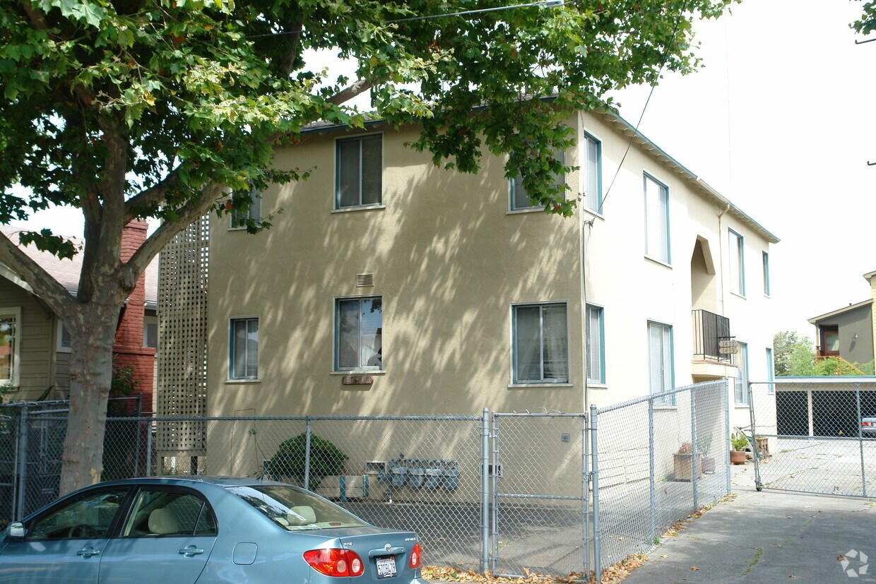 Primary Photo - 1411-1413 Alcatraz Ave