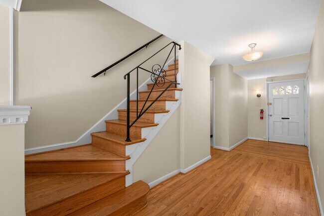 Foto del edificio - 4 Bedroom 3.5 Bathroom - Van Ness/Tenleytown Semi Detached Home - Attached 1 Car Garage
