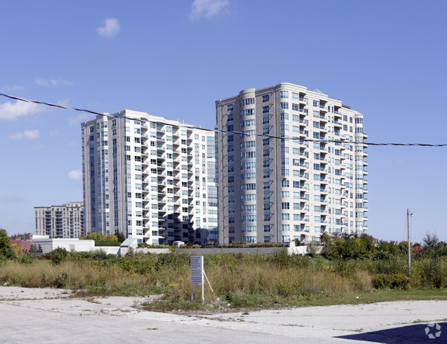 Photo du bâtiment - Grand Harbour Condos