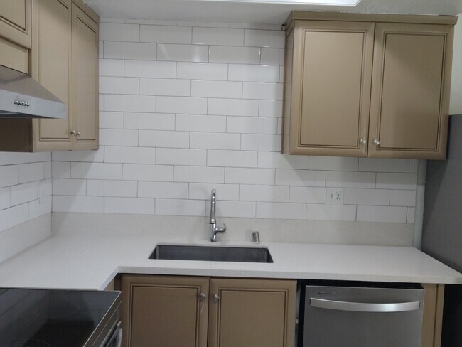 Foto del edificio - 12650 Lakeshore Dr
