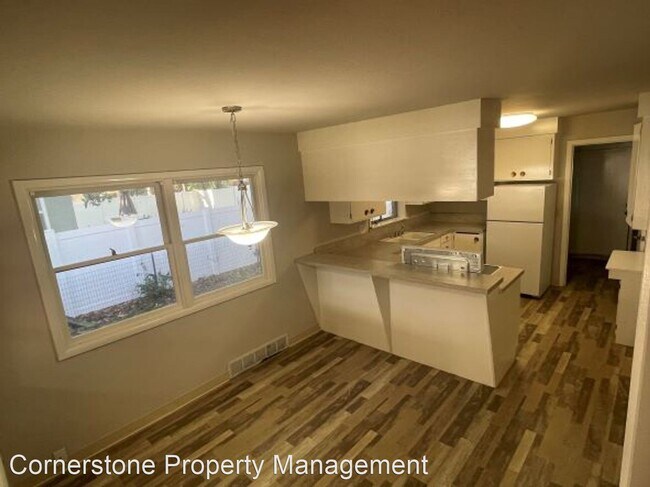 Building Photo - 4 br, 2 bath House - 511 S. Locust St.