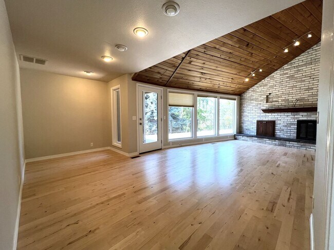Foto del edificio - Fantastic 4 bed 3 bath home in the Highlan...