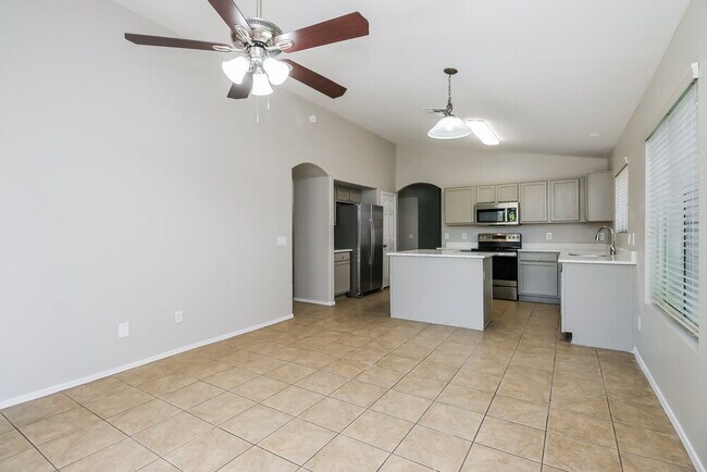 Foto del edificio - 1161 E Lakeview Dr
