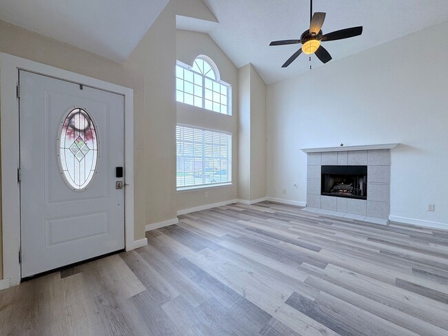 Foto del edificio - East El Paso Split Tri-Level 3 bed/2 bath Refrig A/C with bonus loft!