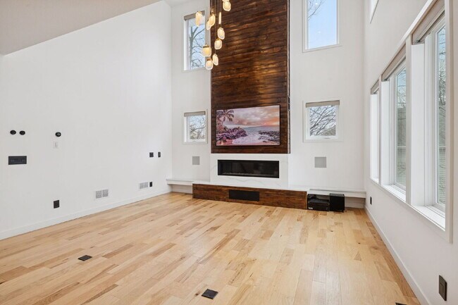 Building Photo - Luxurious 5-Bed/5 Baths, Granite & 3 Car Garage