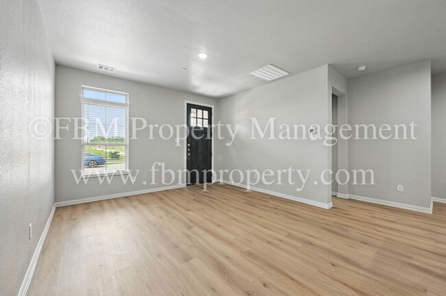 Building Photo - 2117 Luna Dr
