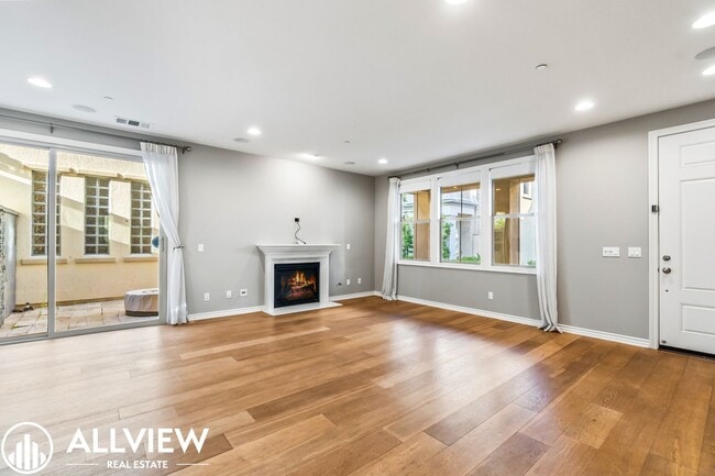 Foto del edificio - Highly Upgraded 4 Bed, 4.5 Bath Condo Available in Pacific Shores!