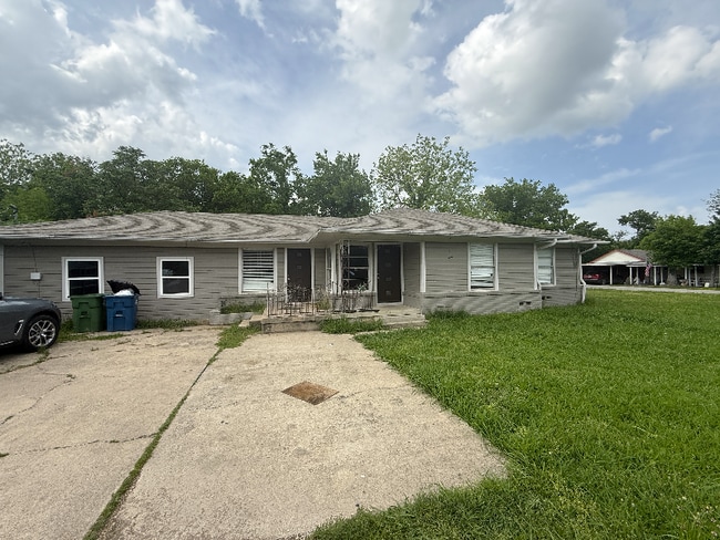 Building Photo - 801 Pecan St