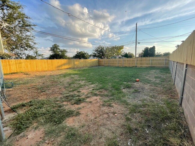Large, fenced back yard - 911 N Weatherford St