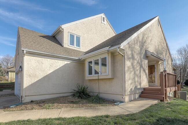 Foto del edificio - {11409} Updated Duplex in Fantastic Location + Two Car Garage + Main Level Master + Covered Deck